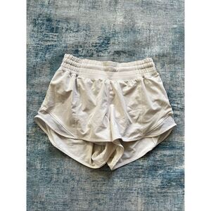 Lululemon Bone Off White Hotty Hot High-Rise Lined Short 2.5"